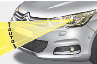 Citroën C4. Automatische Einstellung der Xenon-Scheinwerfer