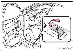 Toyota Corolla. Öffnen des Kraftstofftankverschlusses