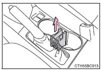 Toyota Corolla. Einstellen der Größe des Becherhalters