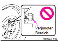 Toyota Corolla. Beim Festdrehen der Radmuttern