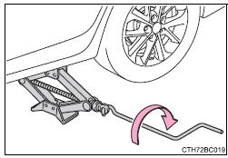 Toyota Corolla. Austausch eines defekten Reifens