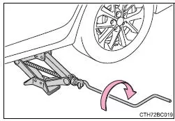 Toyota Corolla. Austausch eines defekten Reifens